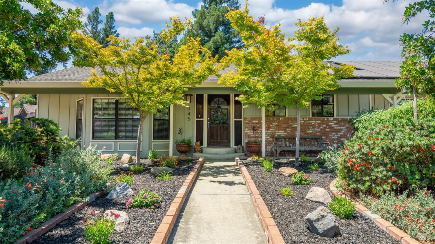 Detail Gallery Image 3 of 42 For 945 Monique Way, Dixon,  CA 95620 - 3 Beds | 2 Baths