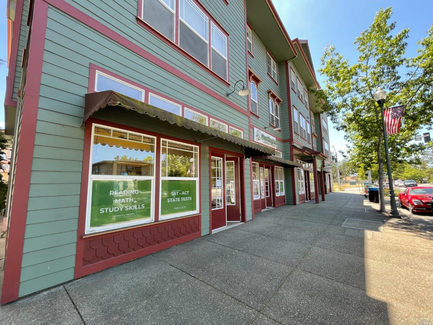 Detail Gallery Image 14 of 37 For 216 Windsor River Rd, Windsor,  CA 95492 - – Beds | – Baths