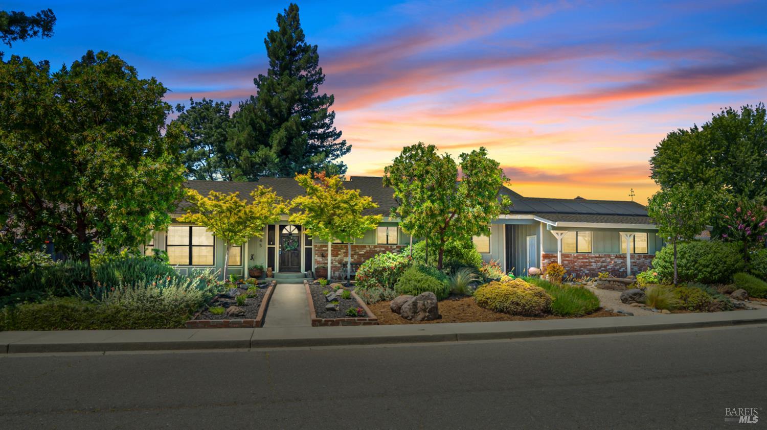 Detail Gallery Image 1 of 42 For 945 Monique Way, Dixon,  CA 95620 - 3 Beds | 2 Baths