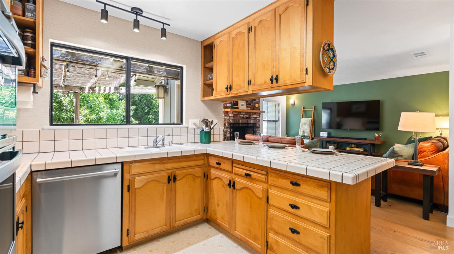 Detail Gallery Image 11 of 42 For 945 Monique Way, Dixon,  CA 95620 - 3 Beds | 2 Baths