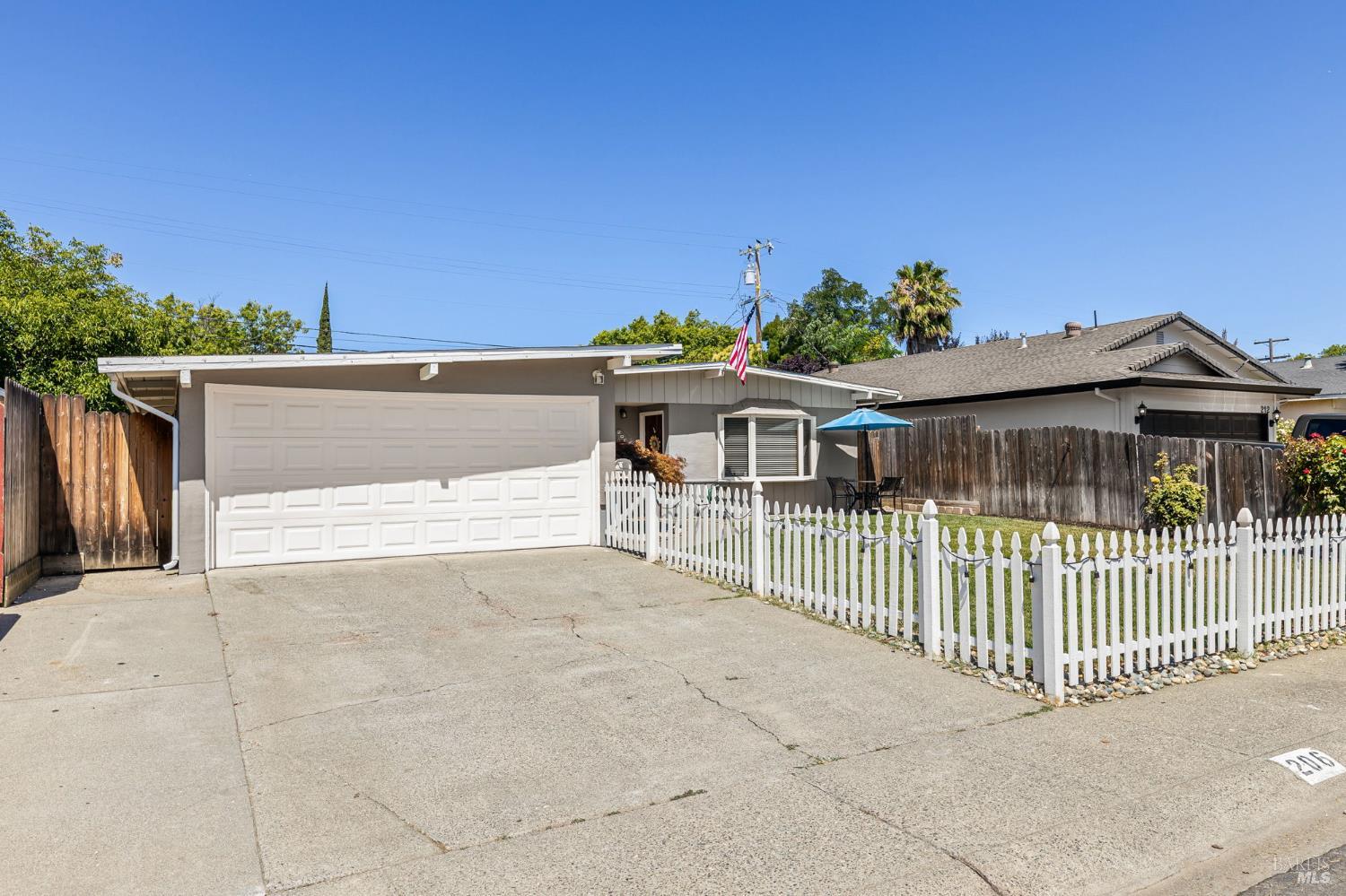 Detail Gallery Image 2 of 33 For 206 Arbor St, Vacaville,  CA 95688 - 2 Beds | 2 Baths