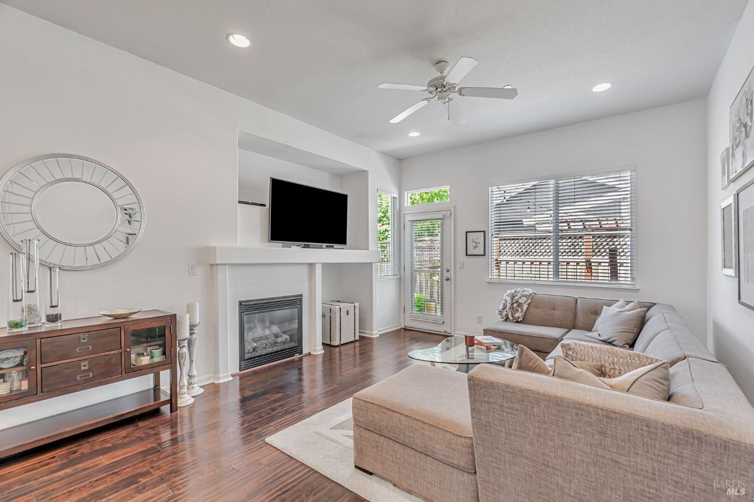 Detail Gallery Image 8 of 46 For 8149 Luisa Way, Windsor,  CA 95492 - 3 Beds | 2 Baths