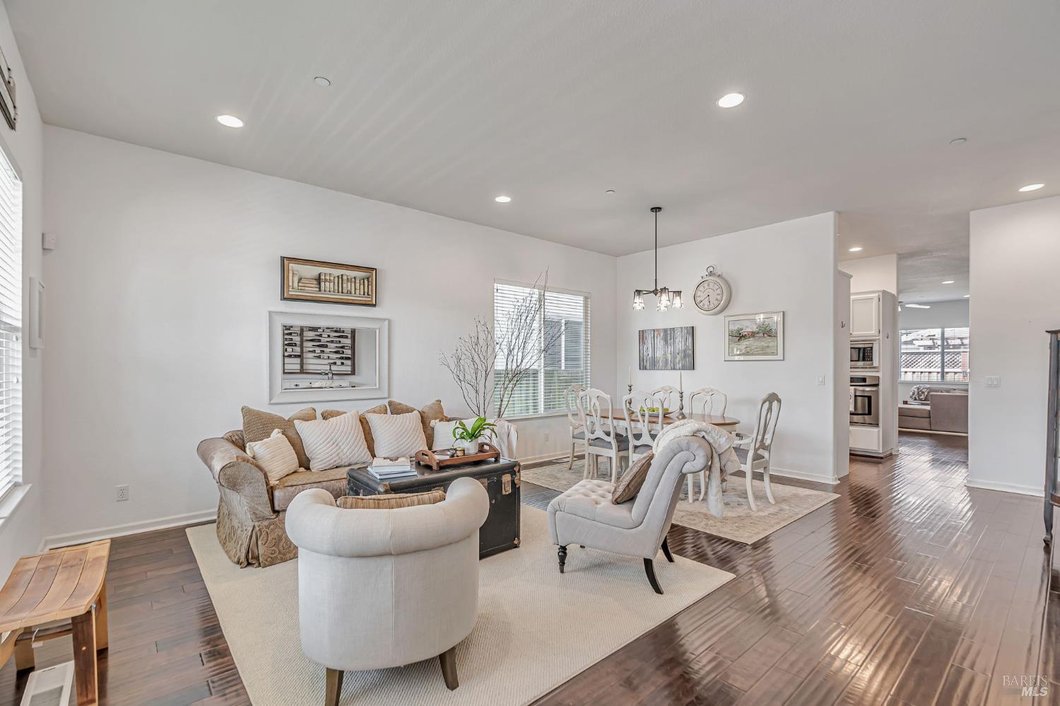 Detail Gallery Image 4 of 46 For 8149 Luisa Way, Windsor,  CA 95492 - 3 Beds | 2 Baths