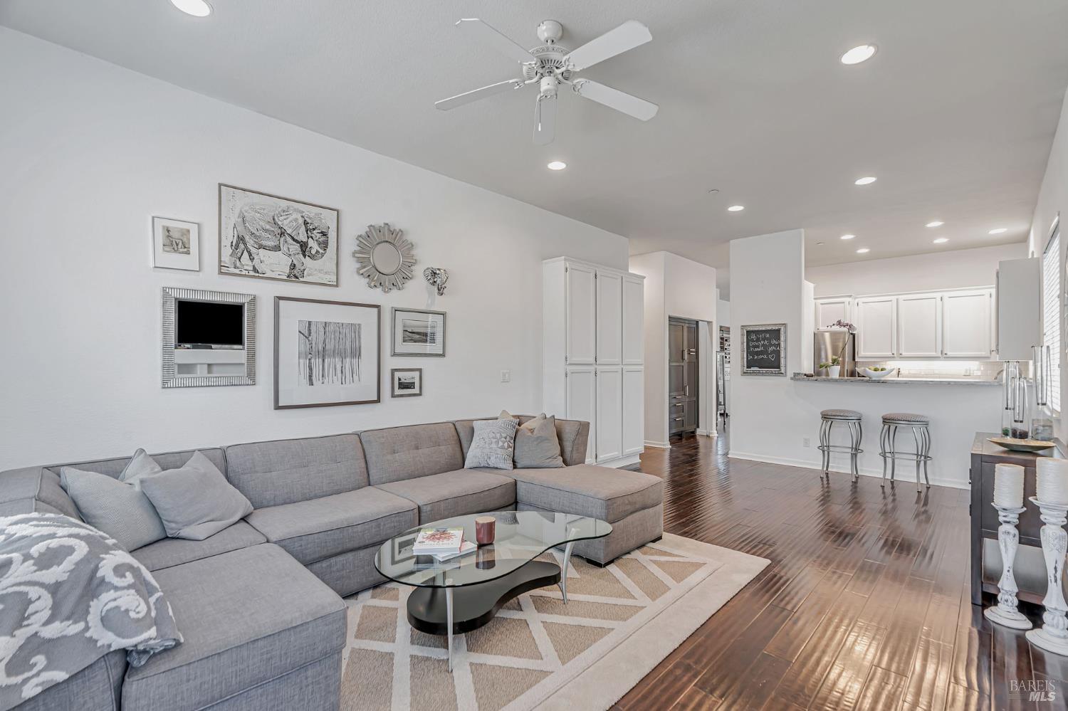 Detail Gallery Image 9 of 46 For 8149 Luisa Way, Windsor,  CA 95492 - 3 Beds | 2 Baths