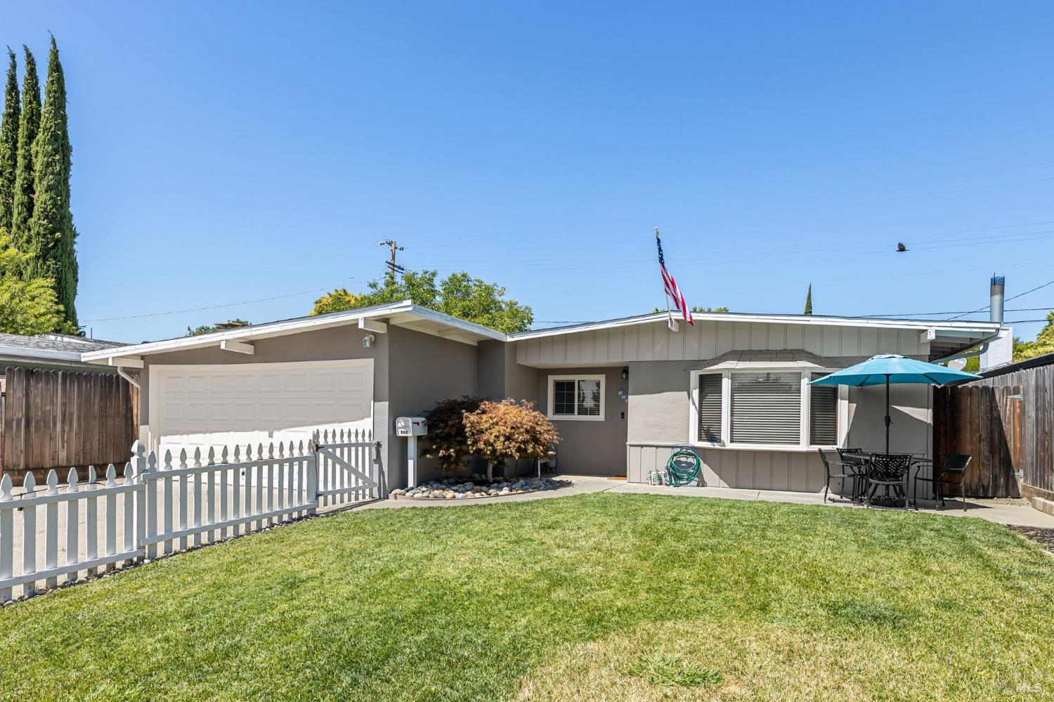 Detail Gallery Image 3 of 33 For 206 Arbor St, Vacaville,  CA 95688 - 2 Beds | 2 Baths