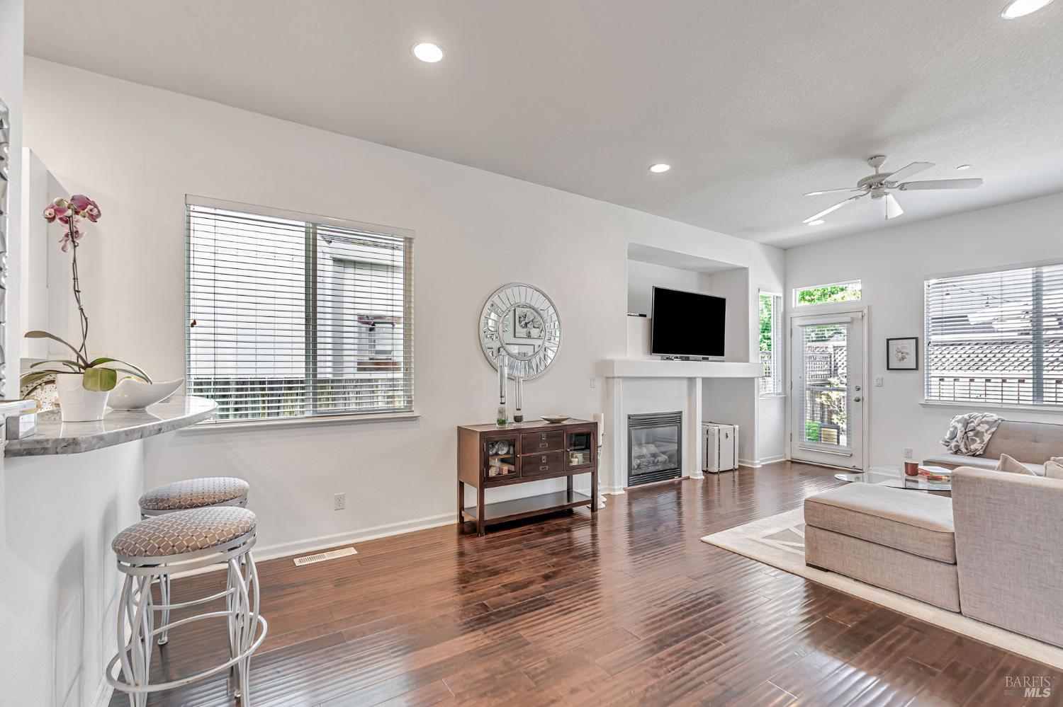 Detail Gallery Image 7 of 46 For 8149 Luisa Way, Windsor,  CA 95492 - 3 Beds | 2 Baths