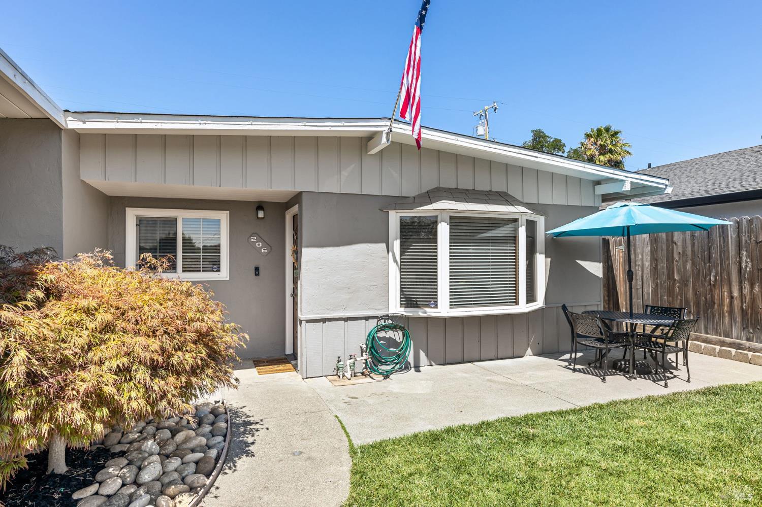 Detail Gallery Image 4 of 33 For 206 Arbor St, Vacaville,  CA 95688 - 2 Beds | 2 Baths
