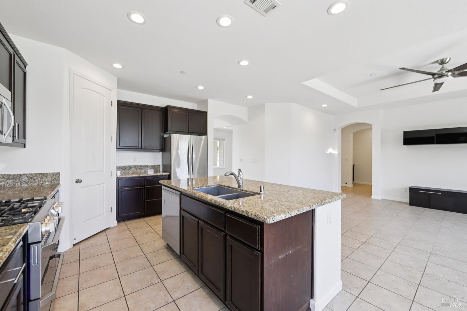 Detail Gallery Image 7 of 48 For 1864 Boardsman Way, Fairfield,  CA 94533 - 4 Beds | 2/1 Baths