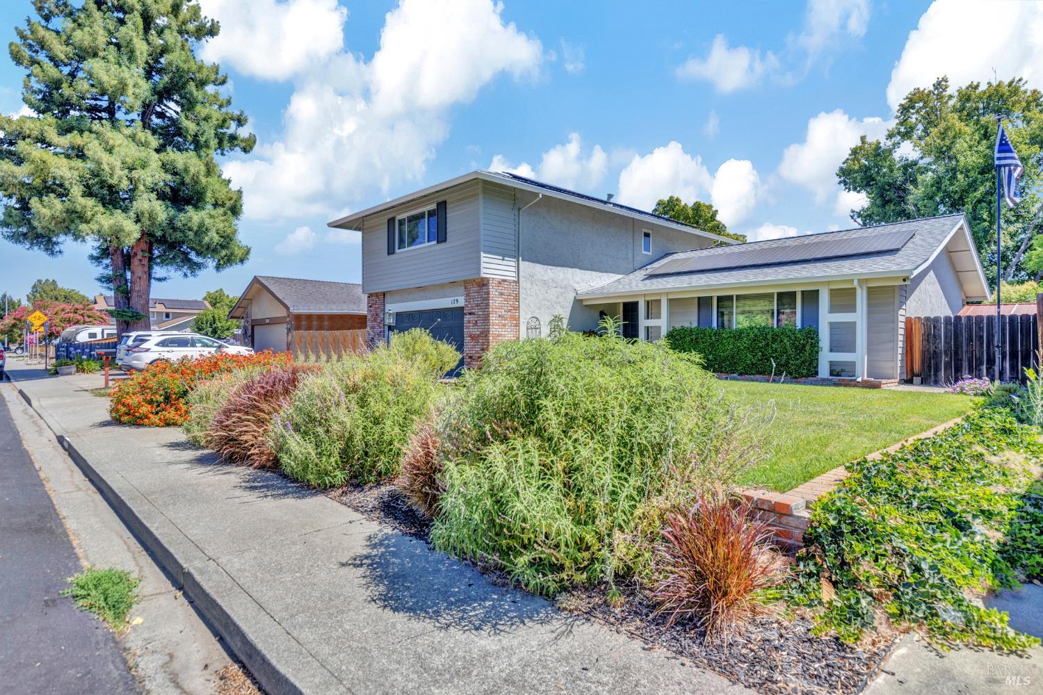 Detail Gallery Image 2 of 42 For 179 N Alamo Dr, Vacaville,  CA 95688 - 3 Beds | 2/1 Baths