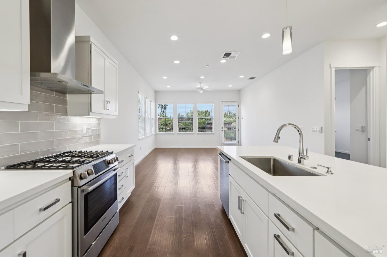 Detail Gallery Image 6 of 29 For 1737 Linden Ln, Santa Rosa,  CA 95404 - 3 Beds | 2/1 Baths