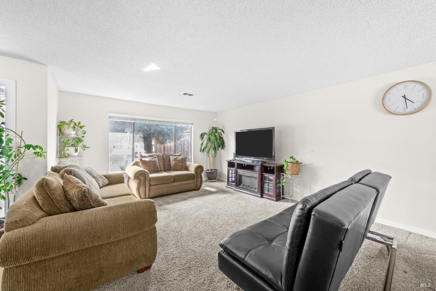 Detail Gallery Image 10 of 31 For 320 Serrano Ct, Fairfield,  CA 94533 - 4 Beds | 2 Baths