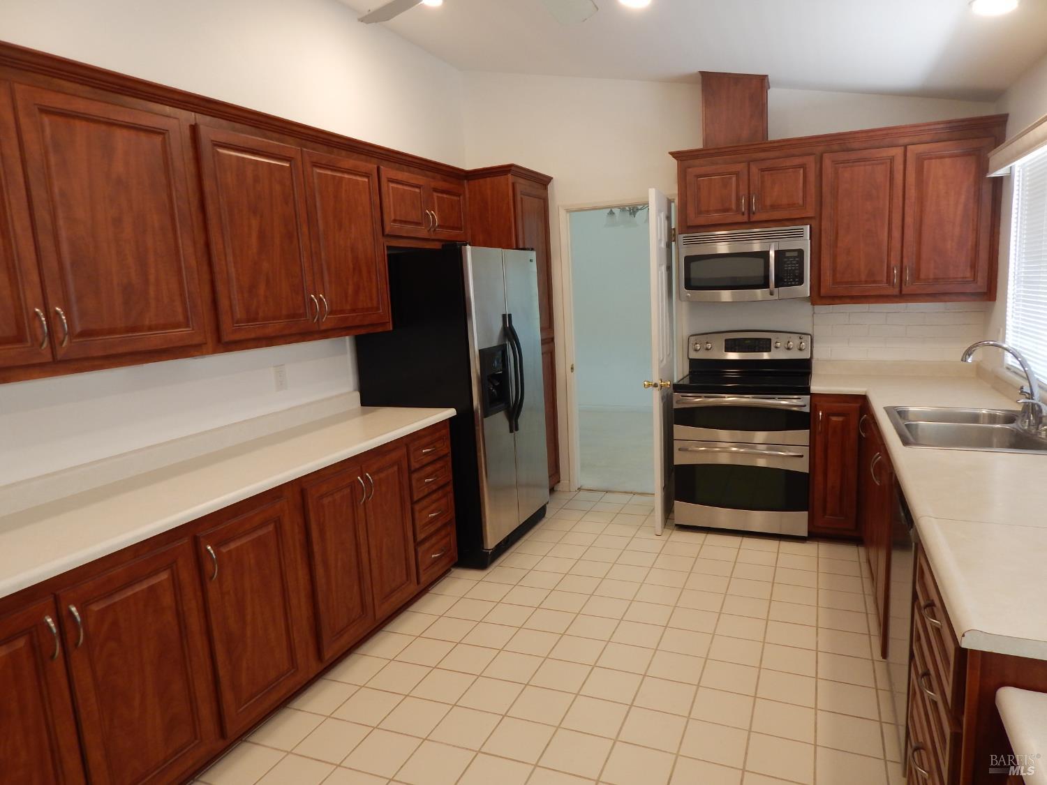 Detail Gallery Image 14 of 59 For 400 Seville Pl, Vacaville,  CA 95688 - 4 Beds | 2/1 Baths