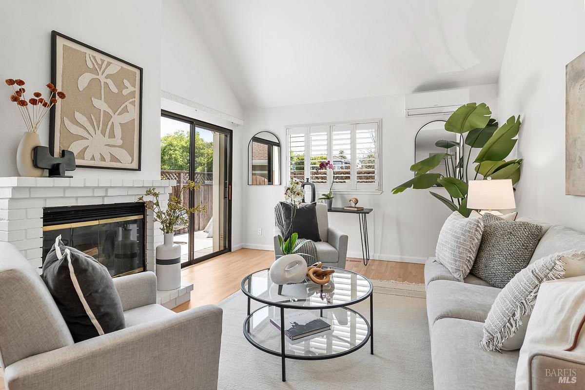Detail Gallery Image 3 of 29 For 1473 Capri Ave, Petaluma,  CA 94954 - 3 Beds | 2 Baths