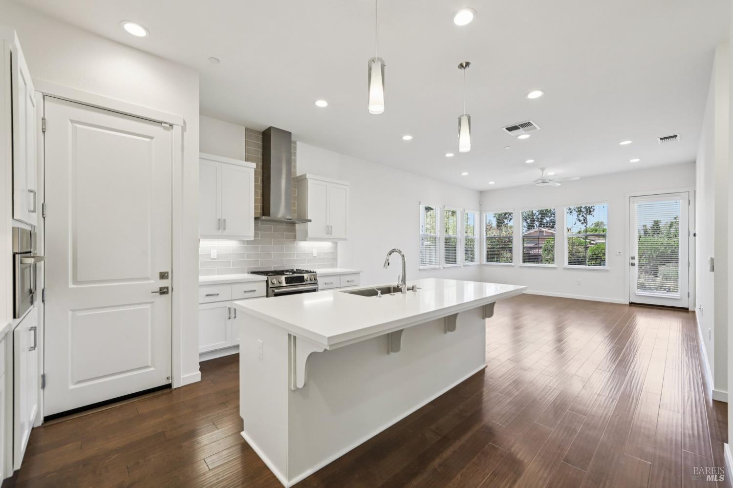 Detail Gallery Image 4 of 29 For 1737 Linden Ln, Santa Rosa,  CA 95404 - 3 Beds | 2/1 Baths