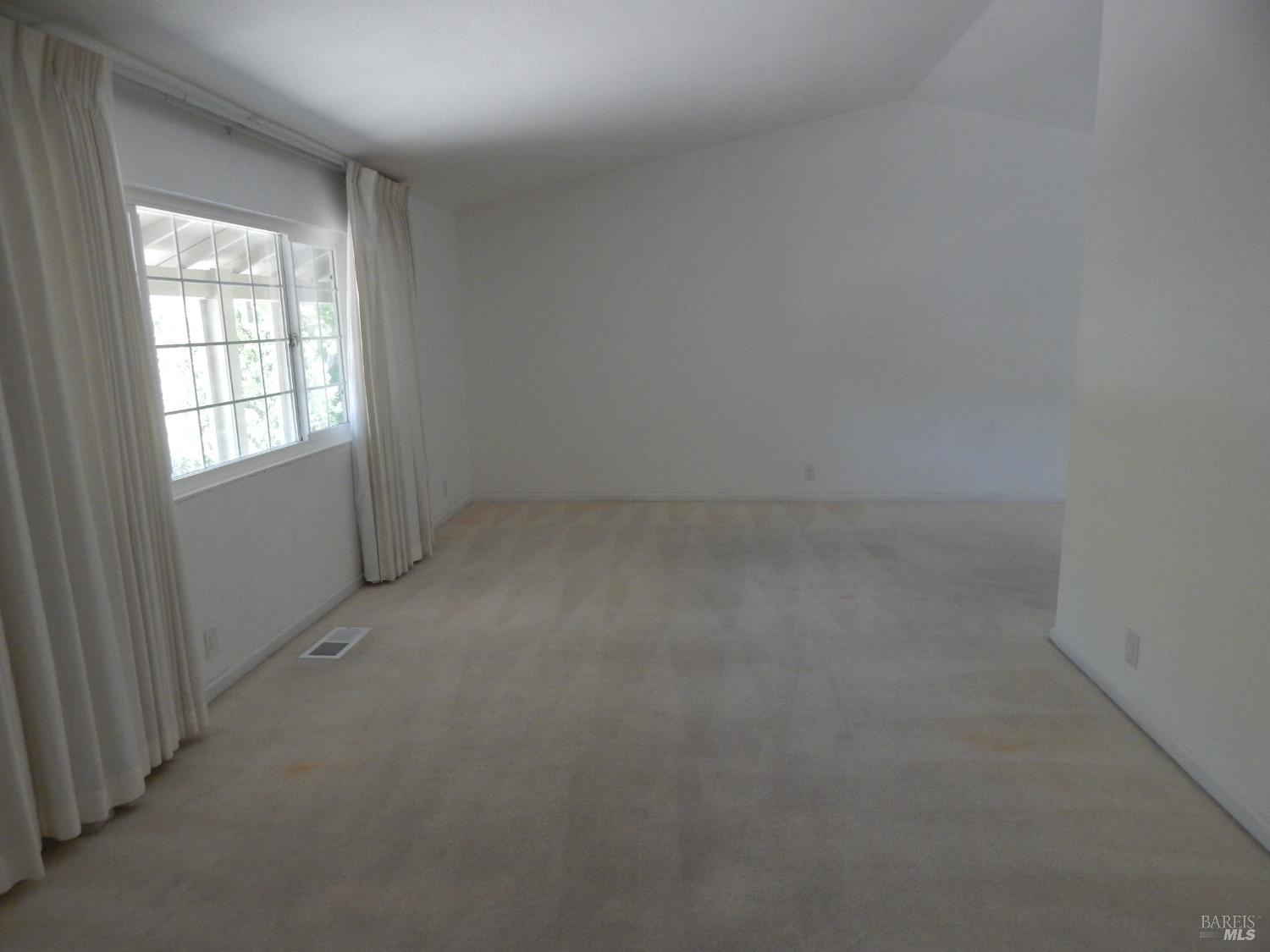 Detail Gallery Image 6 of 59 For 400 Seville Pl, Vacaville,  CA 95688 - 4 Beds | 2/1 Baths