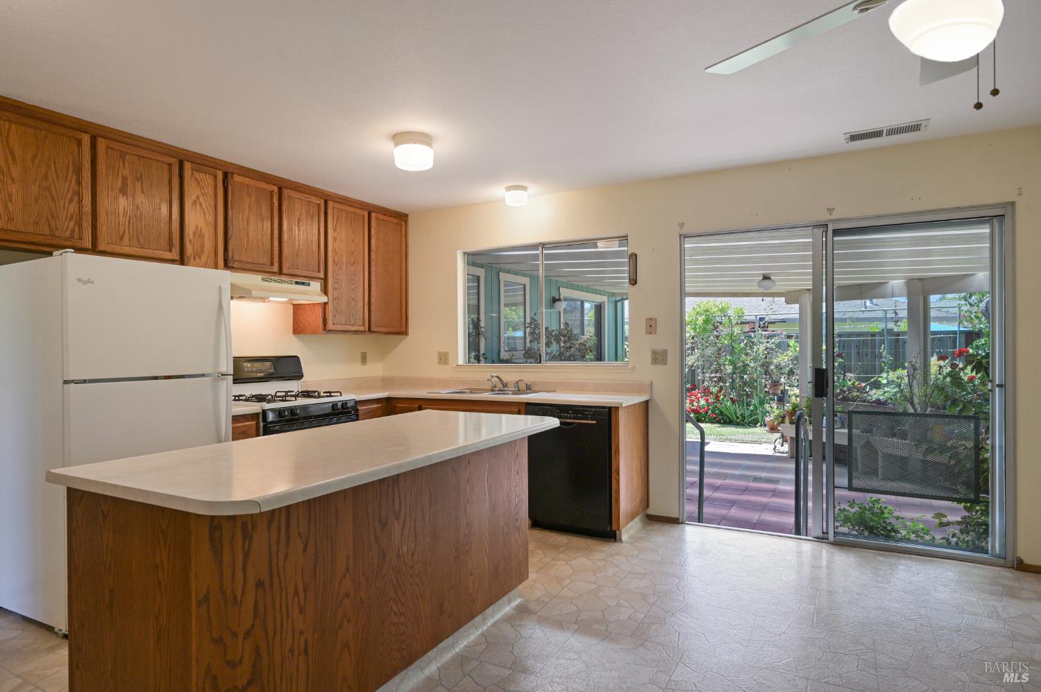 Detail Gallery Image 10 of 33 For 2213 Firwood Ave, Santa Rosa,  CA 95403 - 4 Beds | 2 Baths