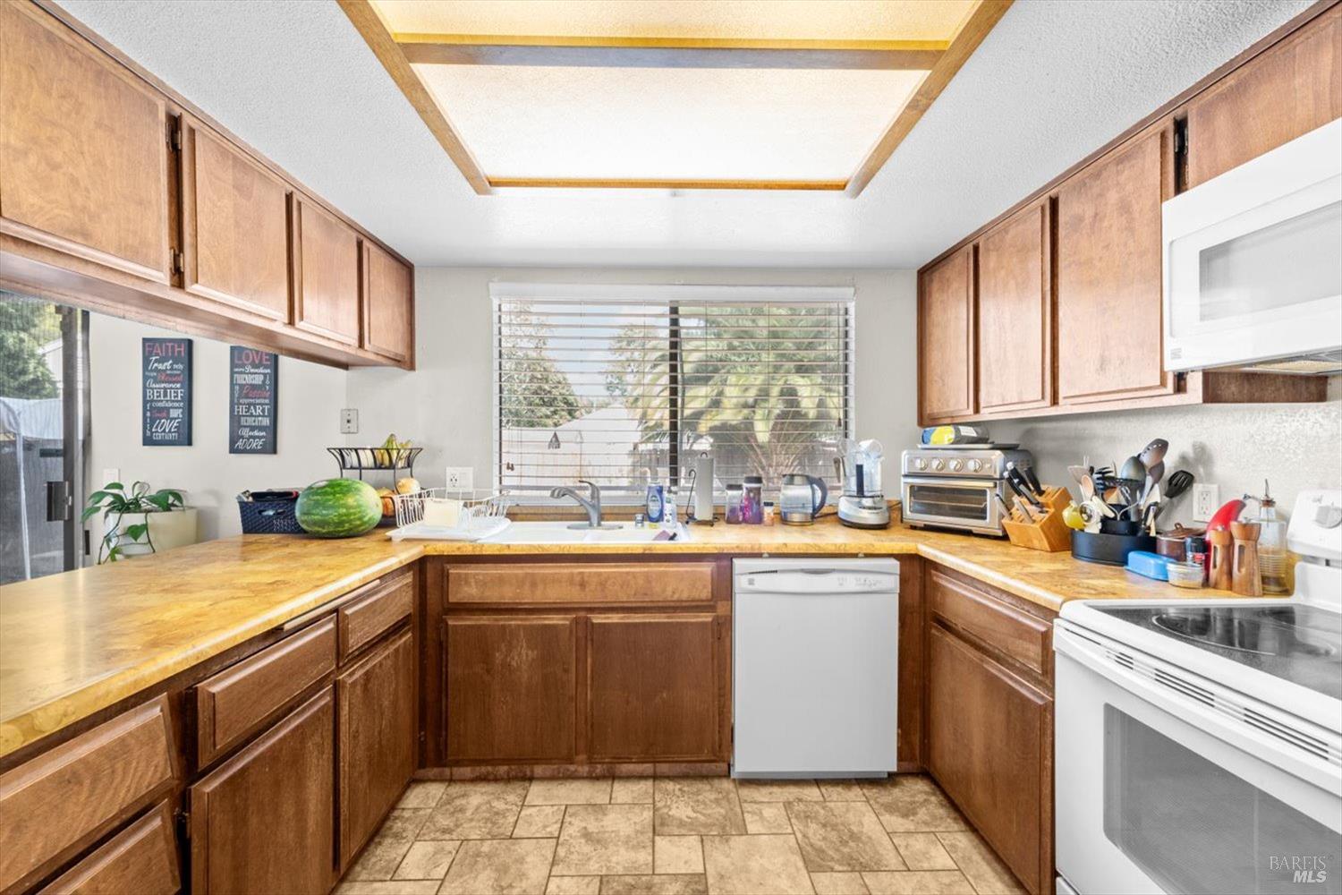 Detail Gallery Image 15 of 31 For 320 Serrano Ct, Fairfield,  CA 94533 - 4 Beds | 2 Baths