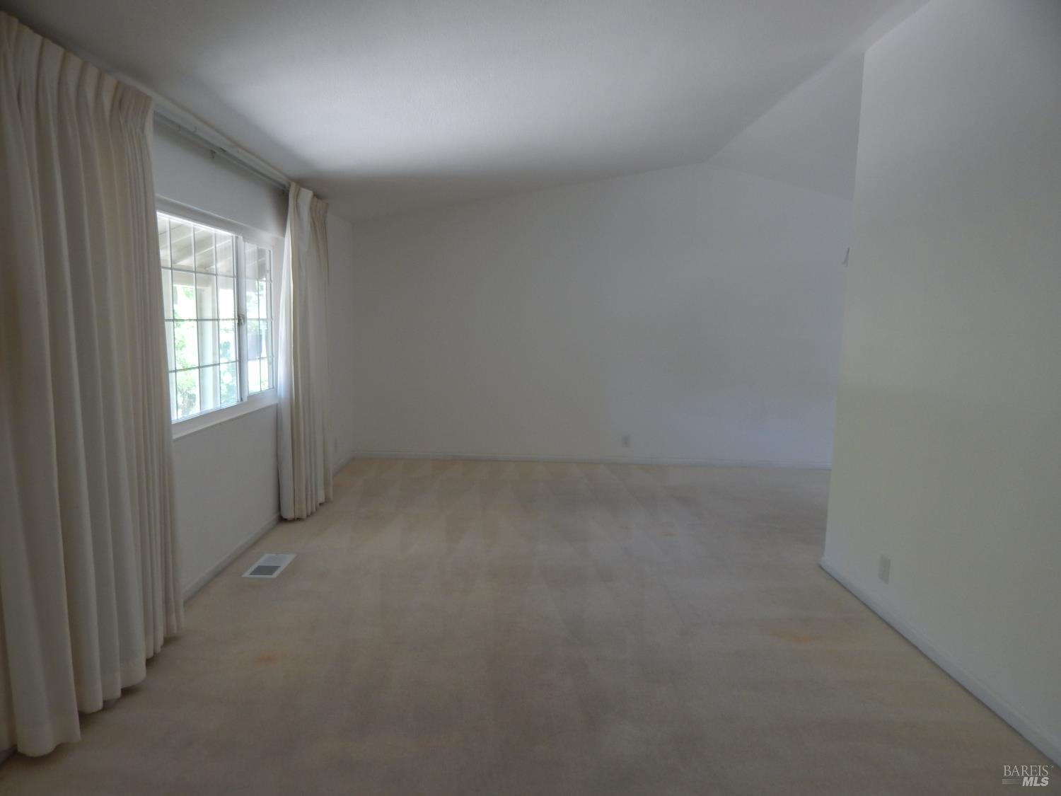 Detail Gallery Image 5 of 59 For 400 Seville Pl, Vacaville,  CA 95688 - 4 Beds | 2/1 Baths