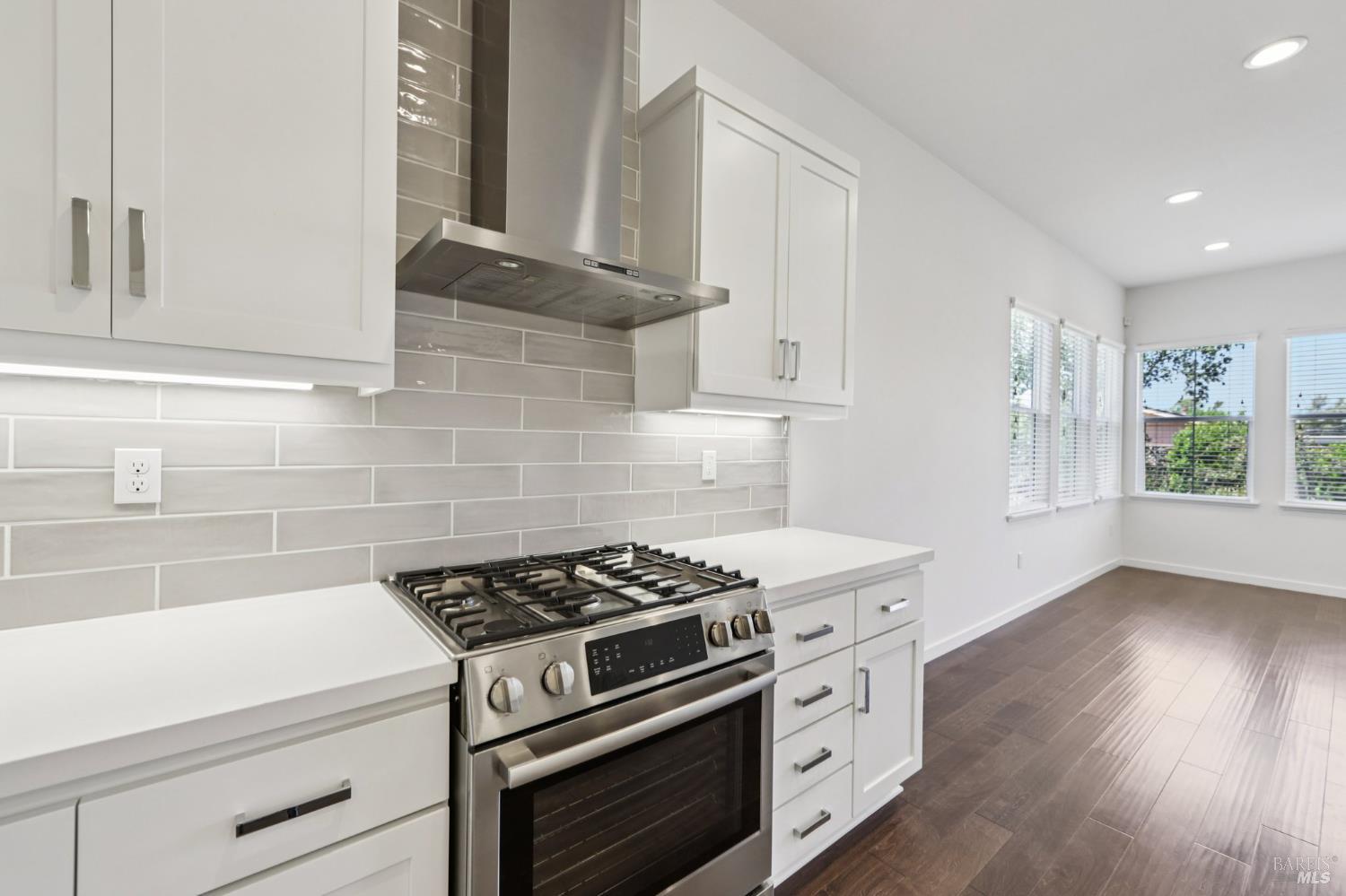 Detail Gallery Image 7 of 29 For 1737 Linden Ln, Santa Rosa,  CA 95404 - 3 Beds | 2/1 Baths