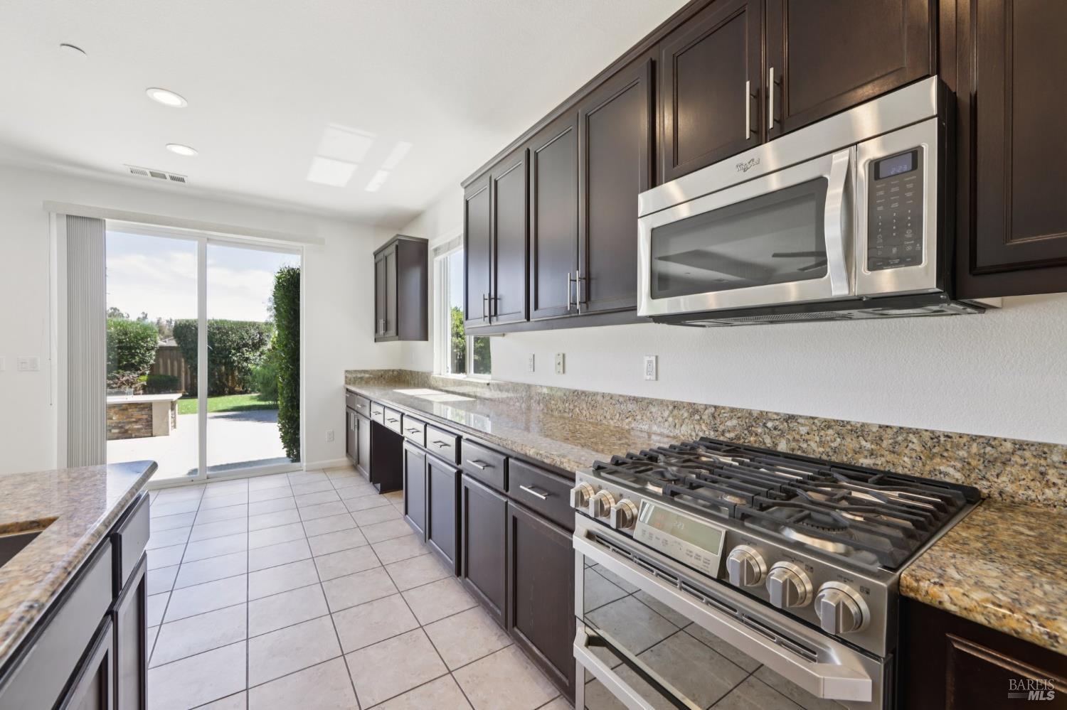 Detail Gallery Image 10 of 48 For 1864 Boardsman Way, Fairfield,  CA 94533 - 4 Beds | 2/1 Baths