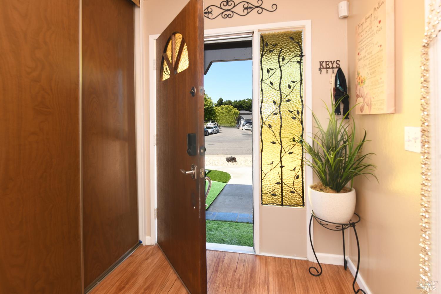 Detail Gallery Image 4 of 44 For 2098 Strauss Dr, Fairfield,  CA 94533 - 4 Beds | 2/1 Baths