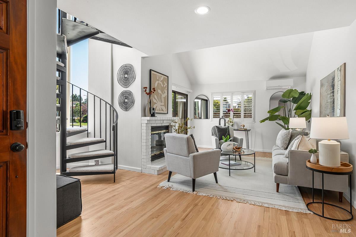 Detail Gallery Image 8 of 29 For 1473 Capri Ave, Petaluma,  CA 94954 - 3 Beds | 2 Baths