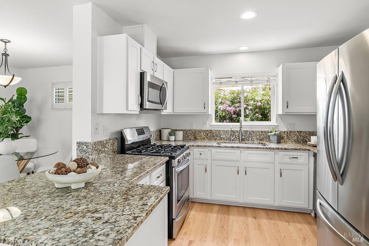 Detail Gallery Image 5 of 29 For 1473 Capri Ave, Petaluma,  CA 94954 - 3 Beds | 2 Baths