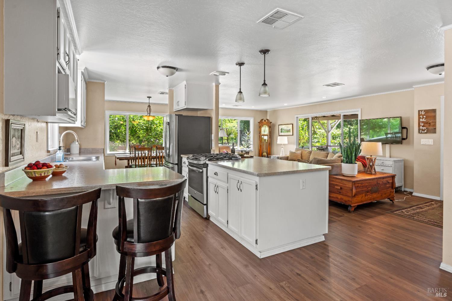 Detail Gallery Image 7 of 53 For 2650 Old River Rd, Ukiah,  CA 95482 - 2 Beds | 2 Baths