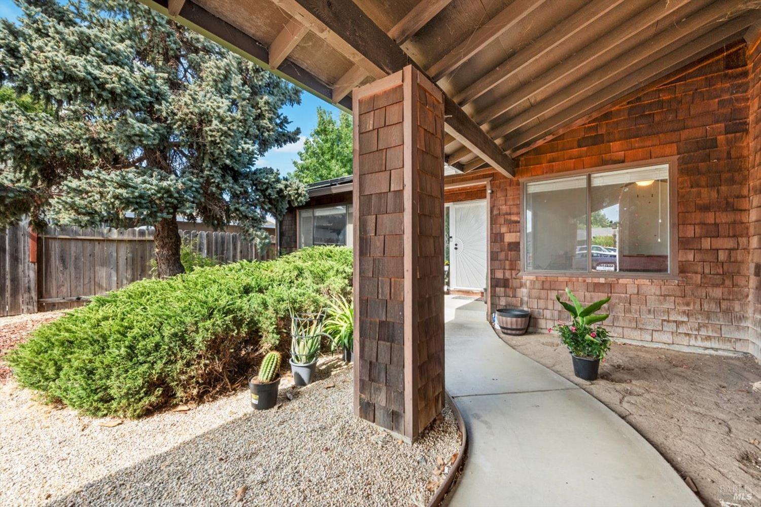 Detail Gallery Image 5 of 31 For 320 Serrano Ct, Fairfield,  CA 94533 - 4 Beds | 2 Baths