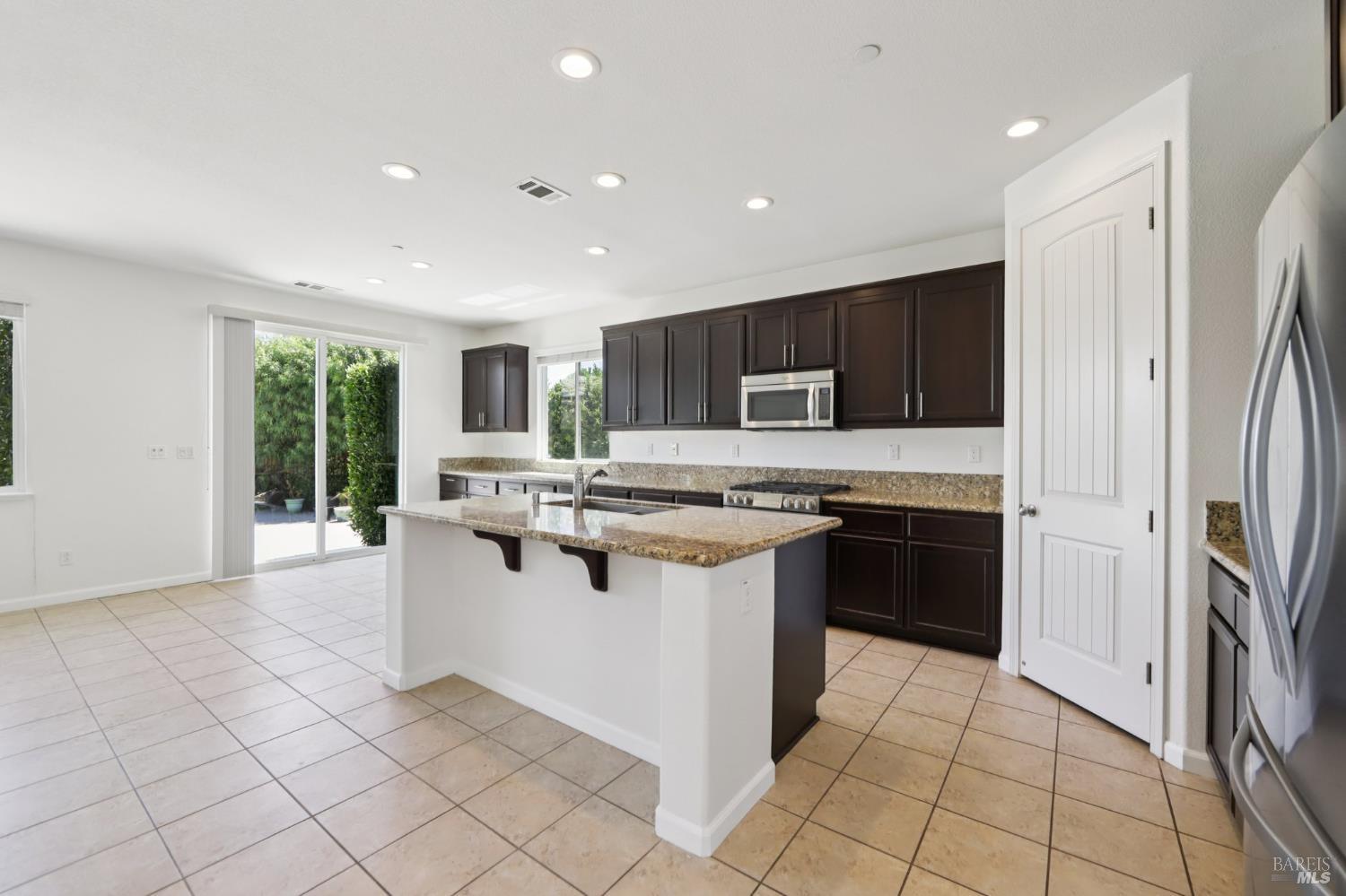 Detail Gallery Image 6 of 48 For 1864 Boardsman Way, Fairfield,  CA 94533 - 4 Beds | 2/1 Baths