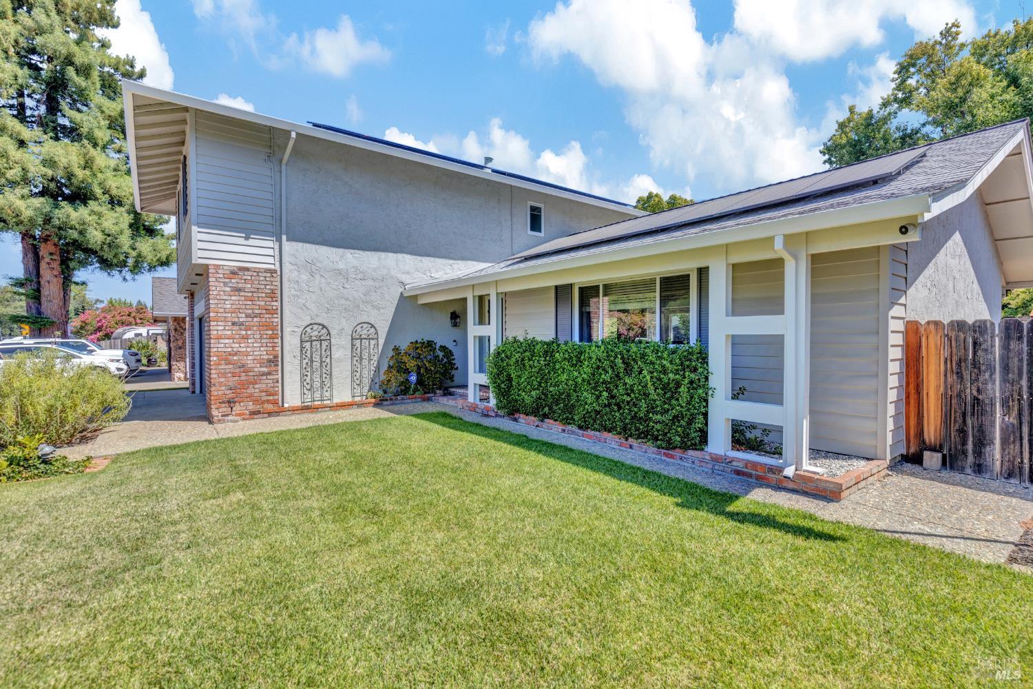 Detail Gallery Image 3 of 42 For 179 N Alamo Dr, Vacaville,  CA 95688 - 3 Beds | 2/1 Baths