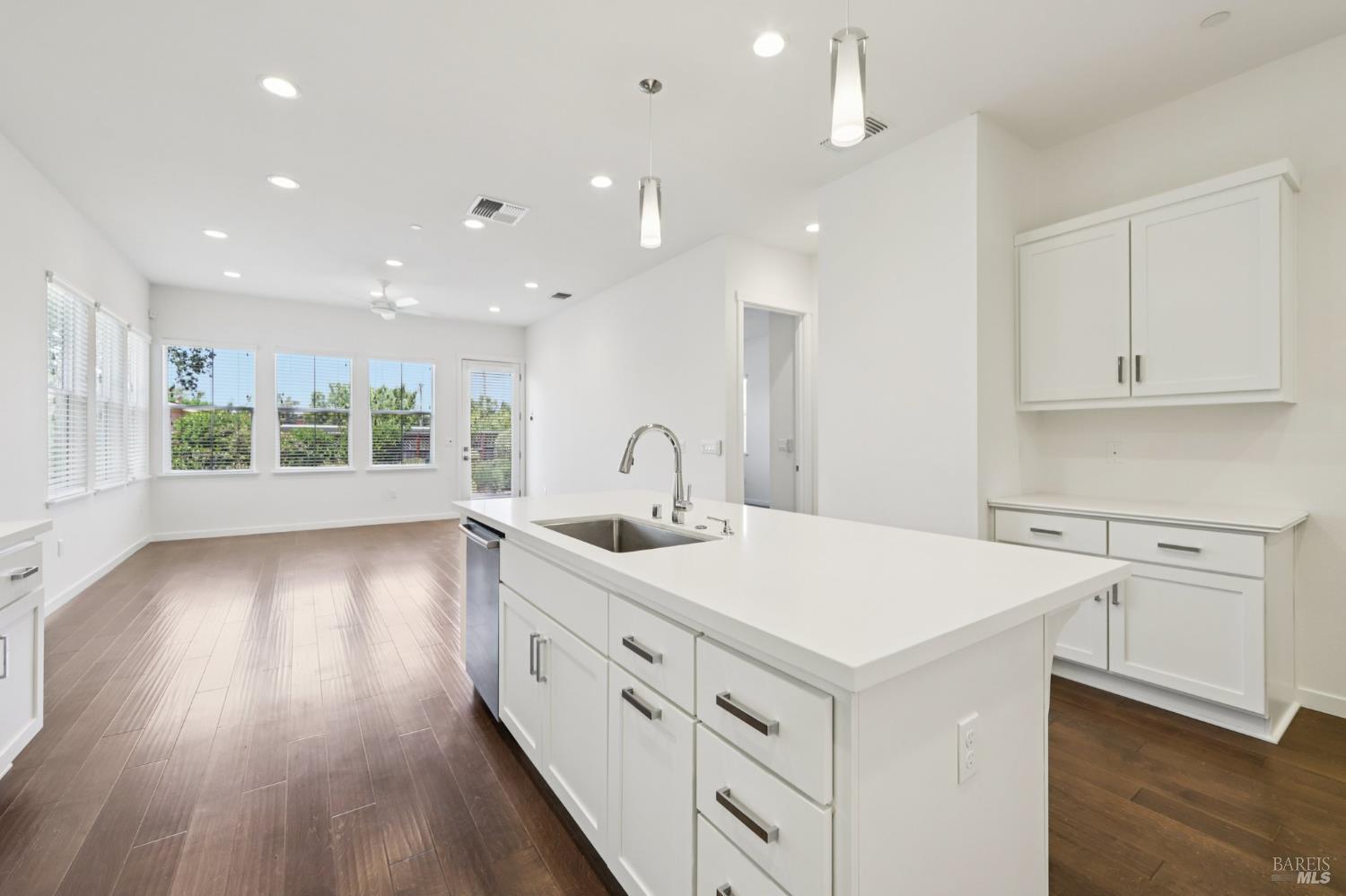 Detail Gallery Image 5 of 29 For 1737 Linden Ln, Santa Rosa,  CA 95404 - 3 Beds | 2/1 Baths