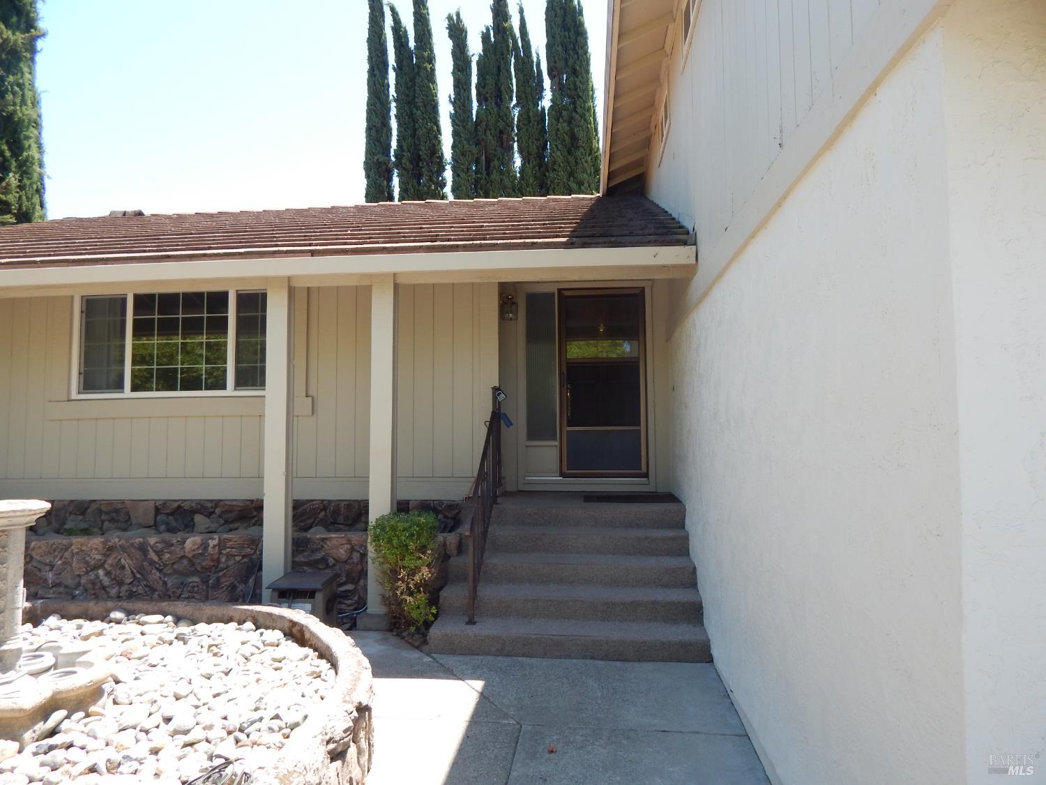 Detail Gallery Image 4 of 59 For 400 Seville Pl, Vacaville,  CA 95688 - 4 Beds | 2/1 Baths