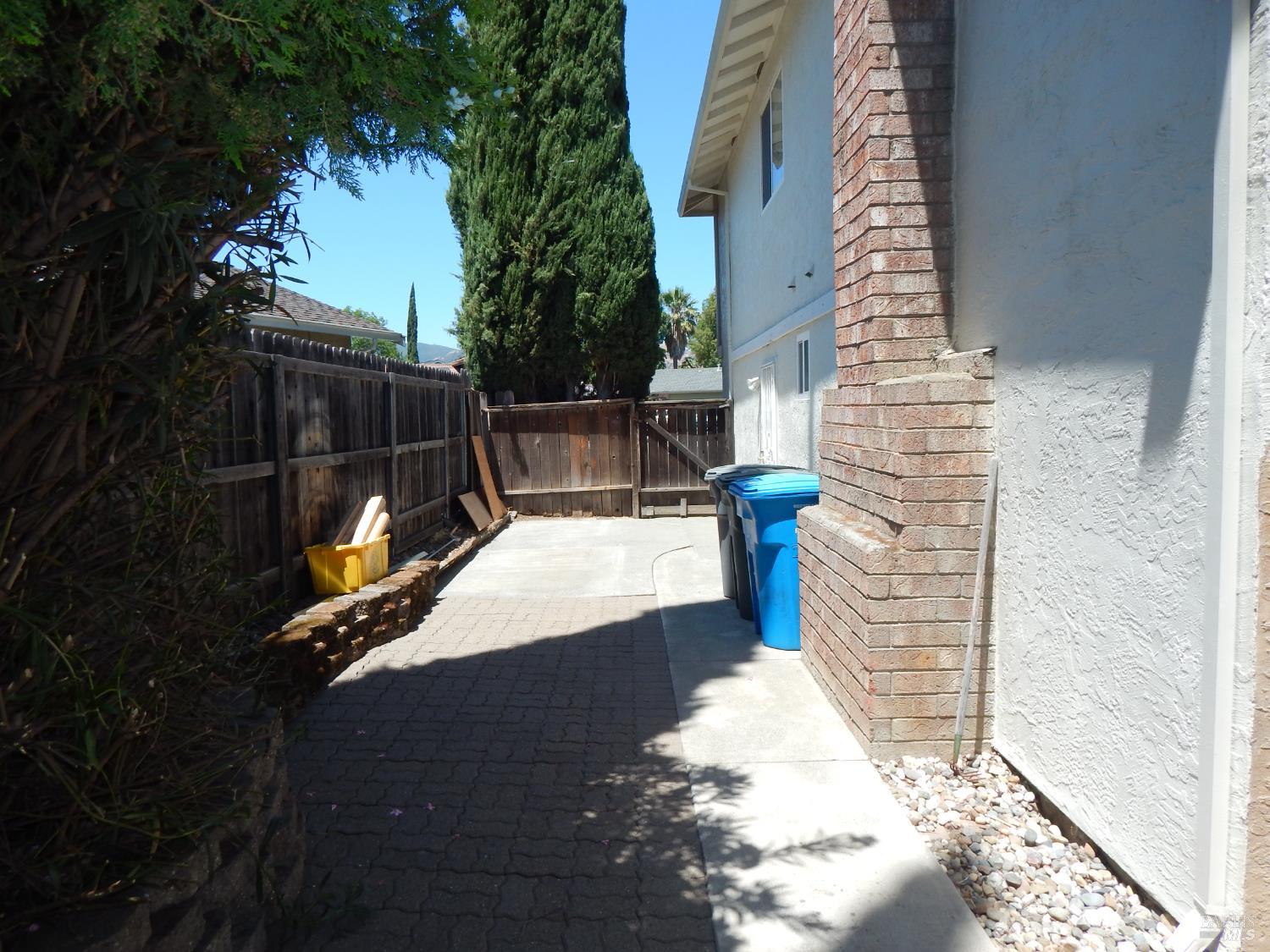 Detail Gallery Image 24 of 59 For 400 Seville Pl, Vacaville,  CA 95688 - 4 Beds | 2/1 Baths
