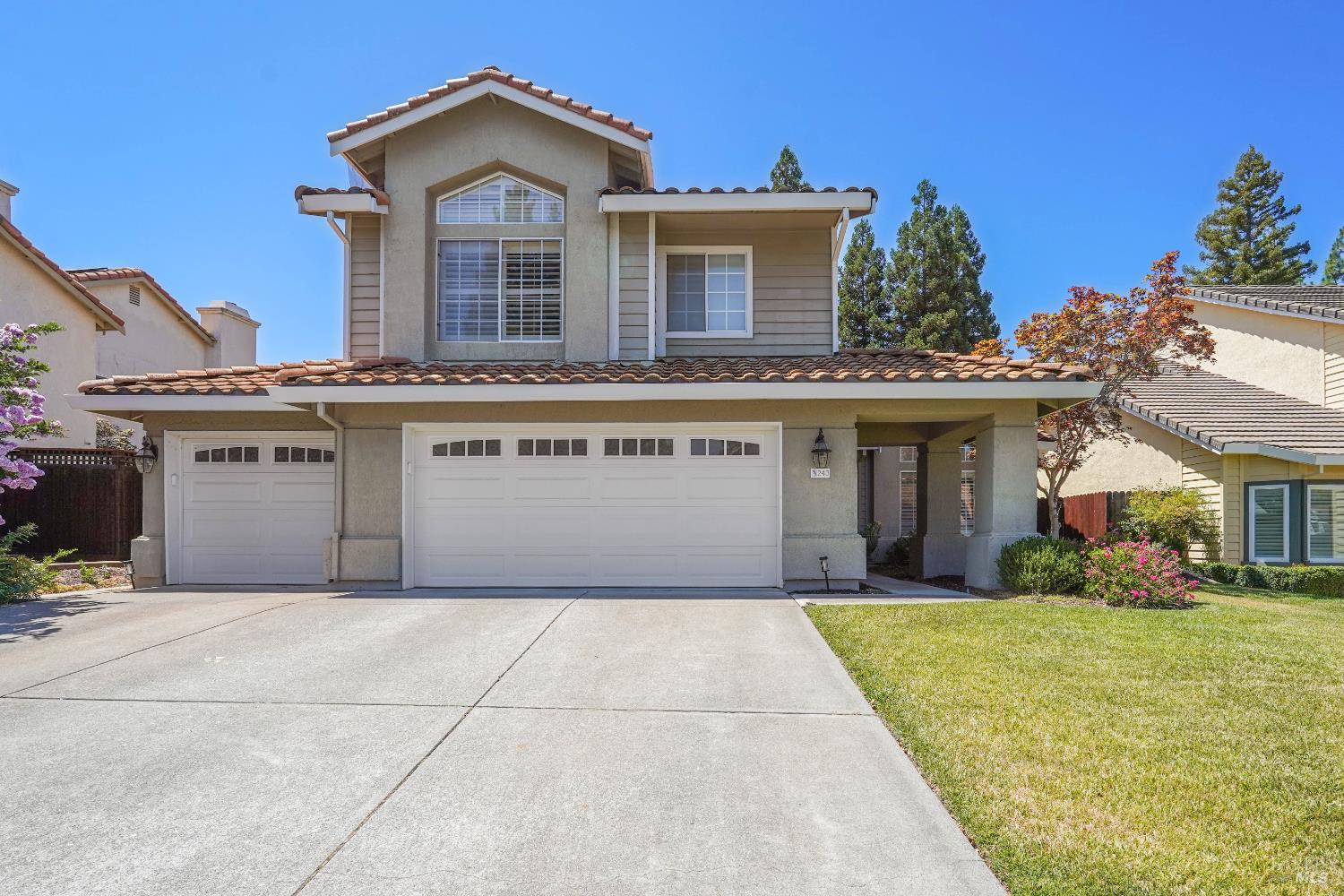 Detail Gallery Image 1 of 87 For 243 Lone Oak Dr, Vacaville,  CA 95688 - 4 Beds | 3 Baths