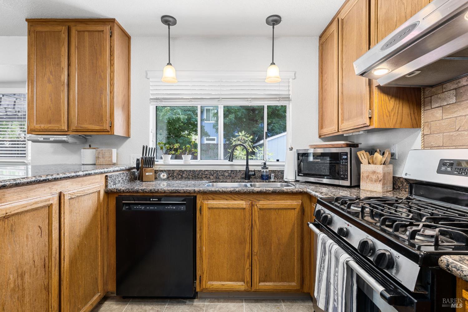 Detail Gallery Image 17 of 48 For 2344 Donahue Ave, Santa Rosa,  CA 95401 - 3 Beds | 2/1 Baths