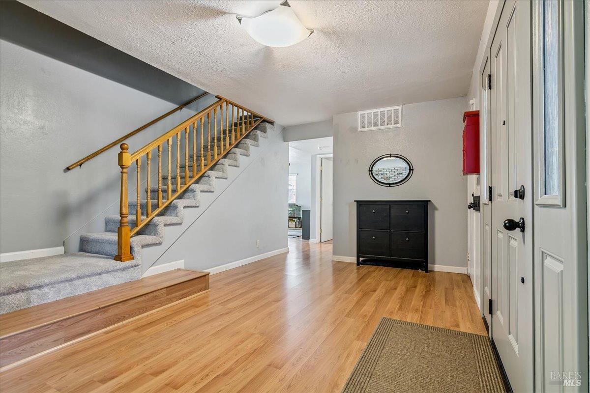 Detail Gallery Image 5 of 30 For 248 Essex Way, Benicia,  CA 94510 - 4 Beds | 2/1 Baths