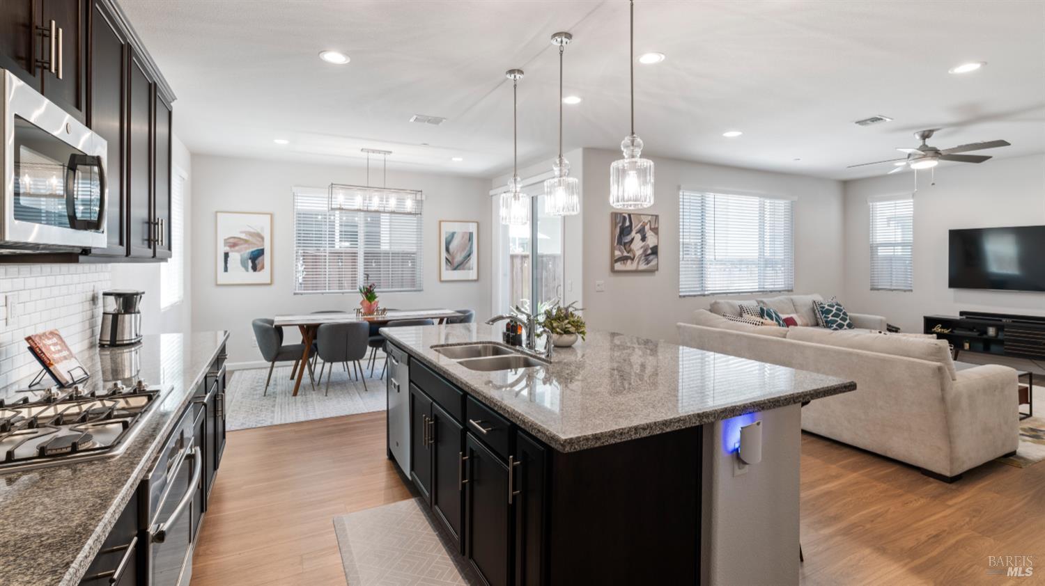 Detail Gallery Image 7 of 30 For 2129 Kingwood Rd, Rohnert Park,  CA 94928 - 3 Beds | 2/1 Baths