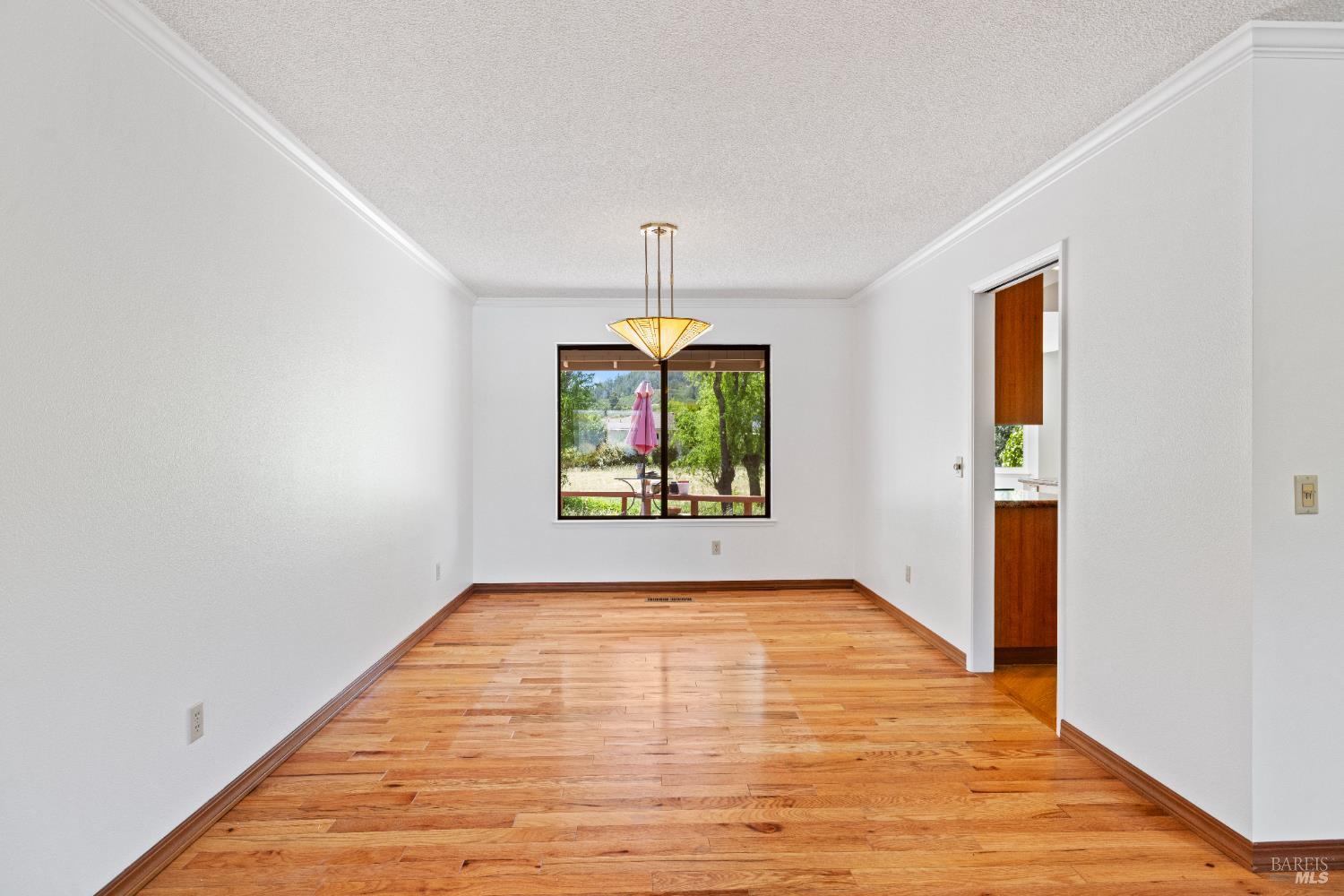Detail Gallery Image 10 of 48 For 8819 Hood Mountain Way, Santa Rosa,  CA 95409 - 3 Beds | 2 Baths