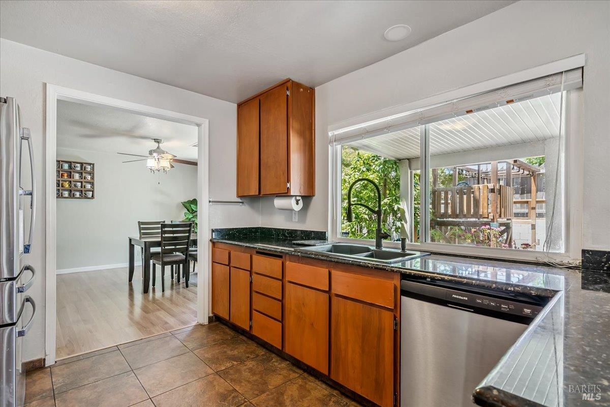 Detail Gallery Image 12 of 30 For 248 Essex Way, Benicia,  CA 94510 - 4 Beds | 2/1 Baths