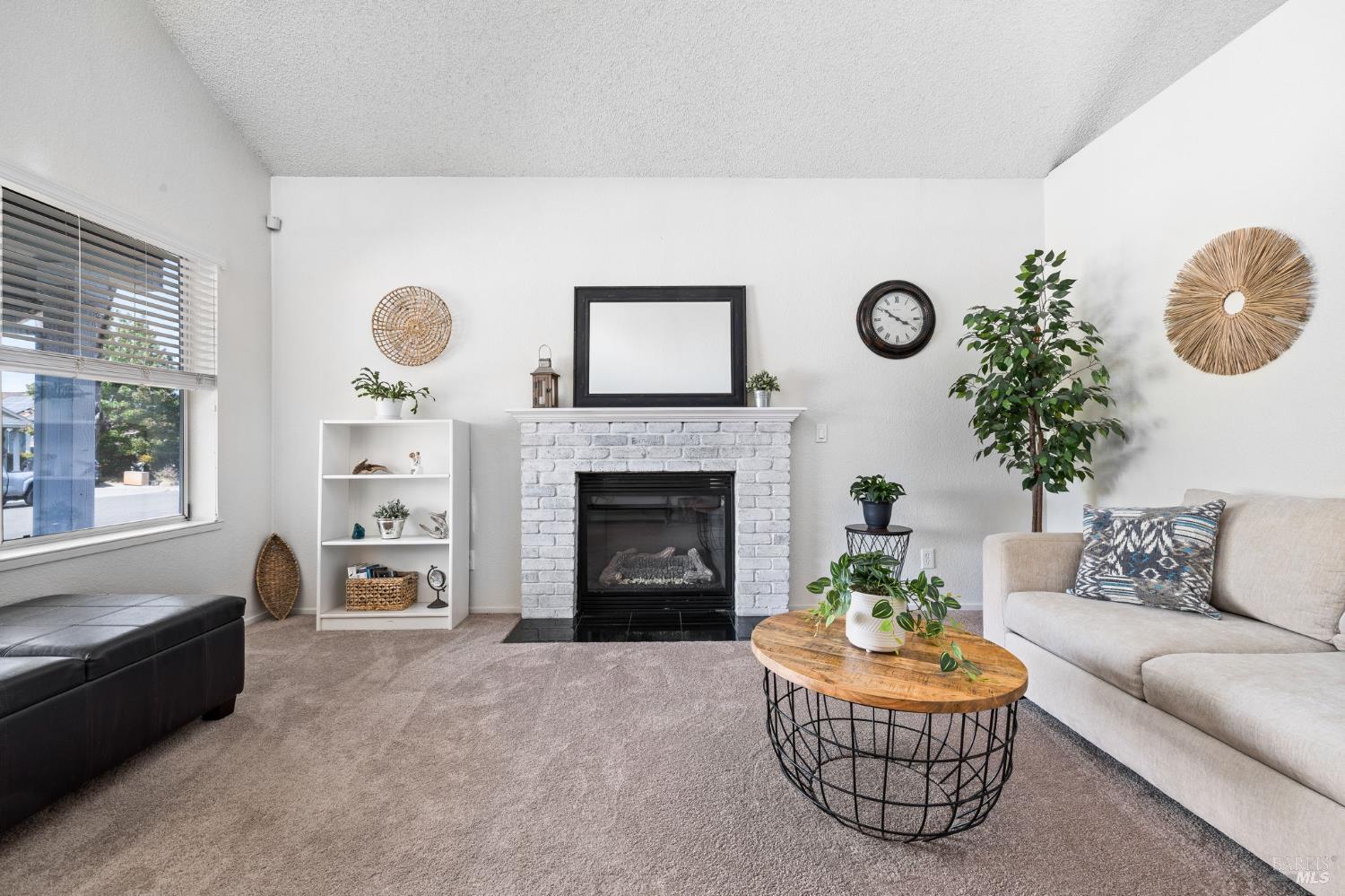 Detail Gallery Image 9 of 48 For 2344 Donahue Ave, Santa Rosa,  CA 95401 - 3 Beds | 2/1 Baths