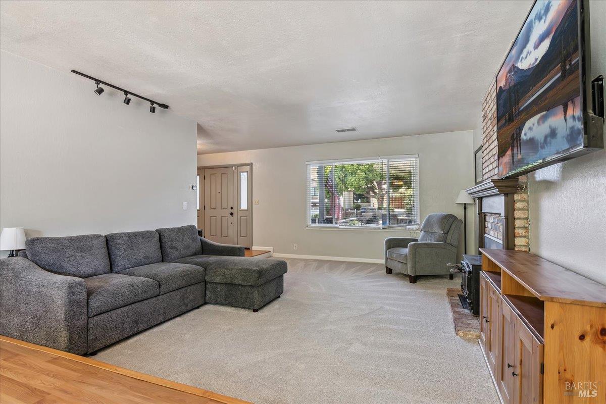 Detail Gallery Image 8 of 30 For 248 Essex Way, Benicia,  CA 94510 - 4 Beds | 2/1 Baths