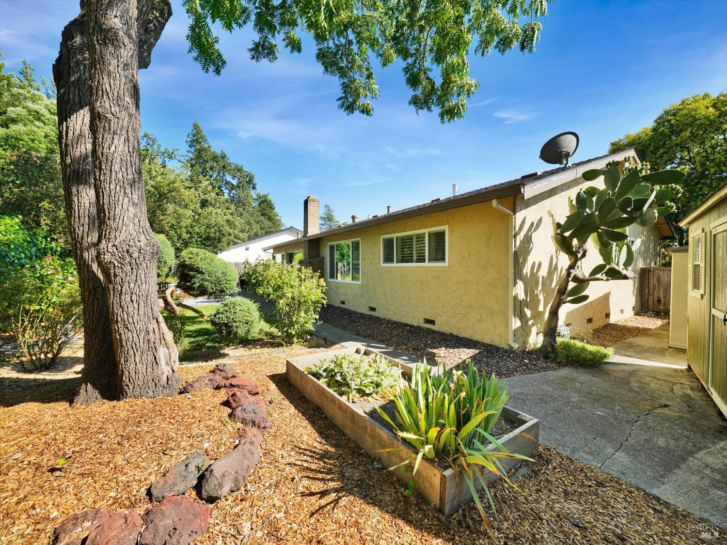 Detail Gallery Image 33 of 35 For 1642 Calavaras Dr, Santa Rosa,  CA 95405 - 3 Beds | 2 Baths
