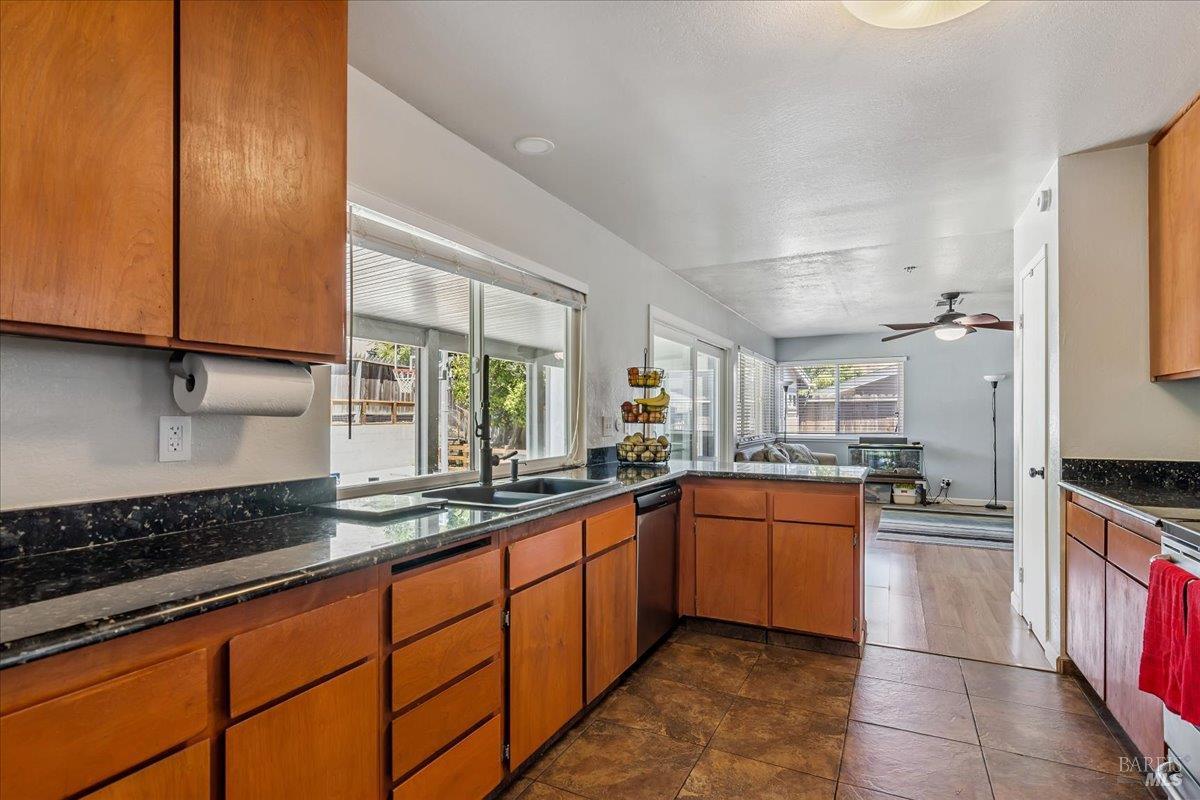 Detail Gallery Image 10 of 30 For 248 Essex Way, Benicia,  CA 94510 - 4 Beds | 2/1 Baths