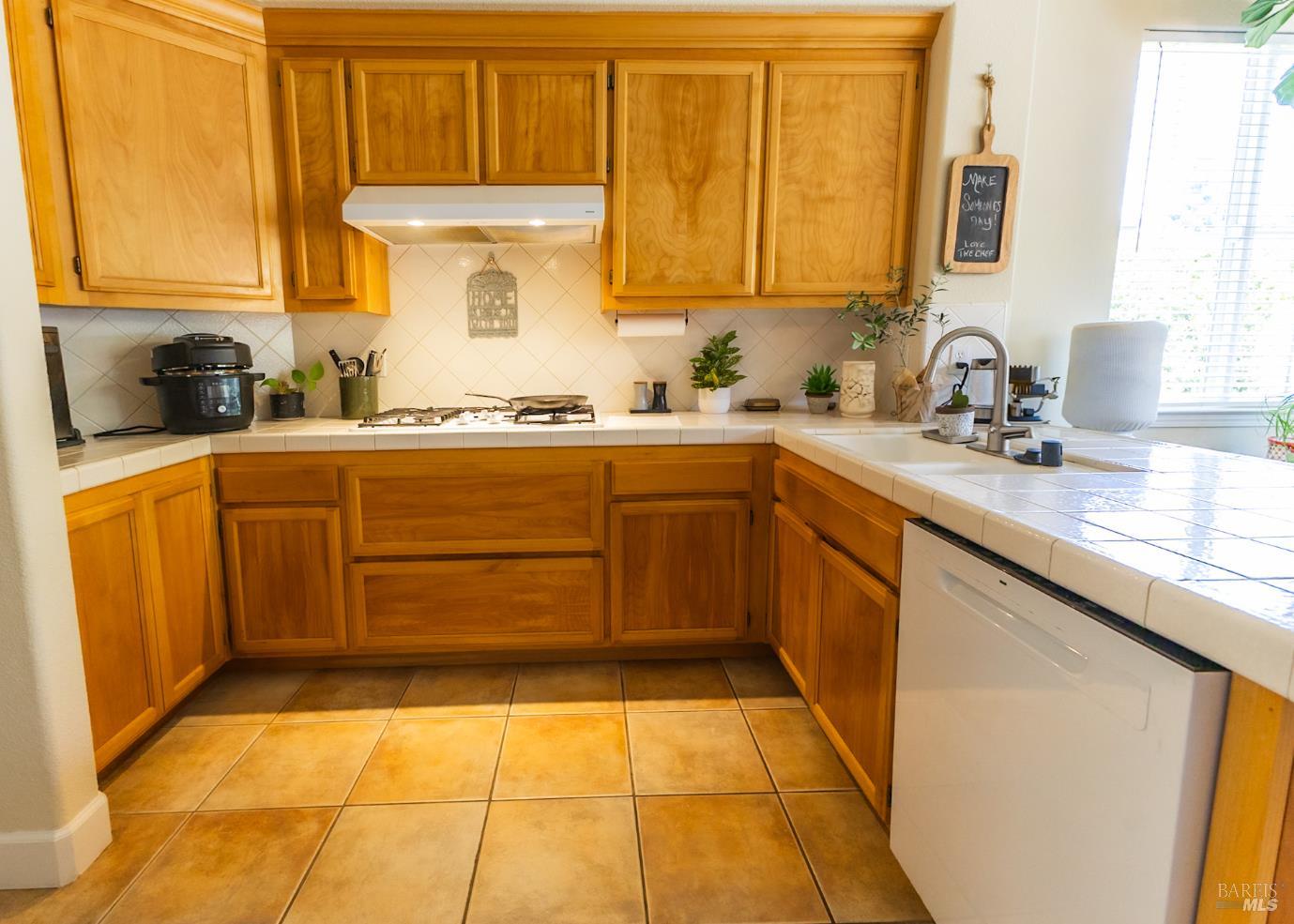 Detail Gallery Image 11 of 38 For 281 Cambria Way, Santa Rosa,  CA 95403 - 3 Beds | 2 Baths