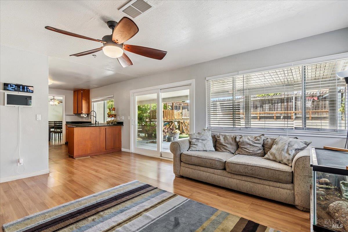 Detail Gallery Image 15 of 30 For 248 Essex Way, Benicia,  CA 94510 - 4 Beds | 2/1 Baths
