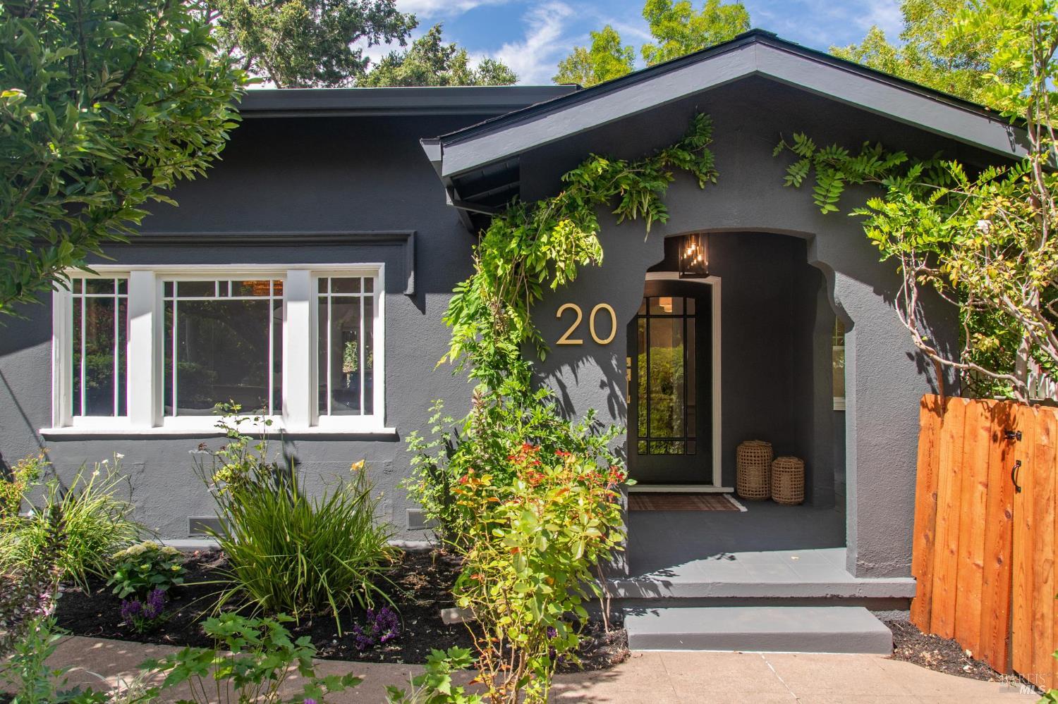 Detail Gallery Image 2 of 46 For 20 Scenic Rd, Fairfax,  CA 94930 - 2 Beds | 1 Baths