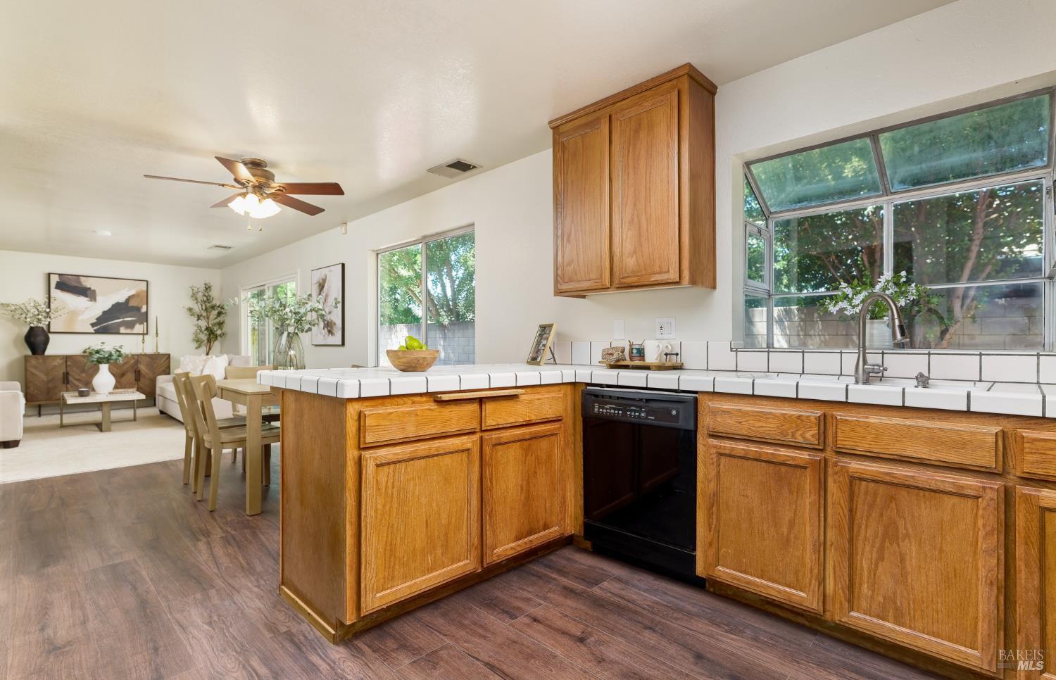 Detail Gallery Image 6 of 29 For 1325 Angela Ct, Dixon,  CA 95620 - 3 Beds | 2/1 Baths