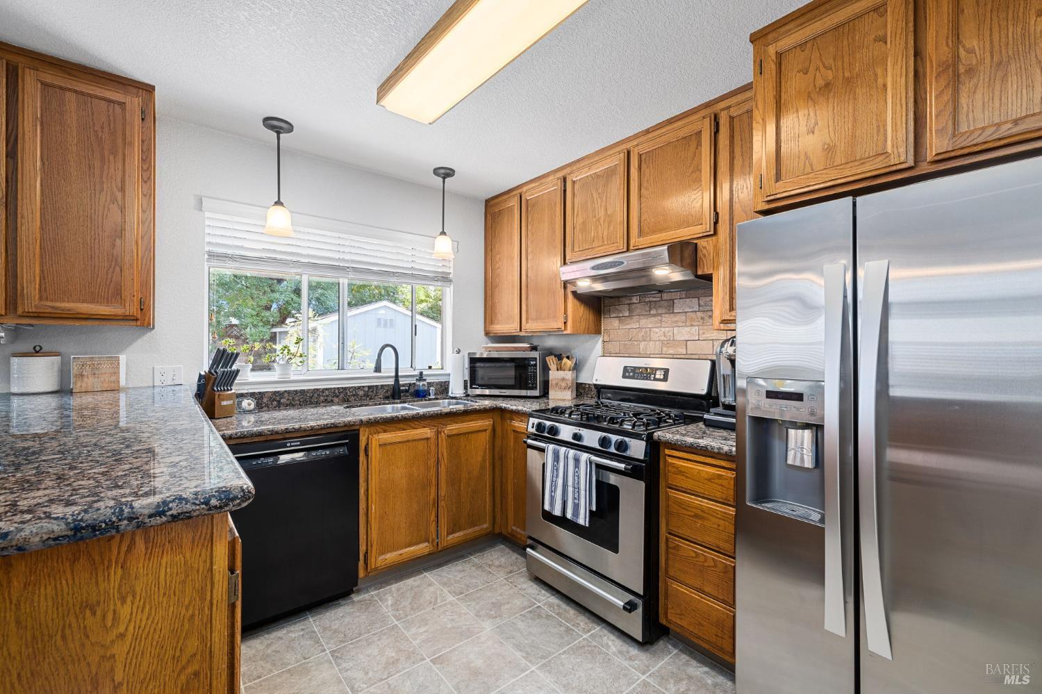 Detail Gallery Image 16 of 48 For 2344 Donahue Ave, Santa Rosa,  CA 95401 - 3 Beds | 2/1 Baths