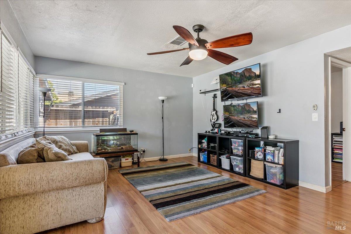 Detail Gallery Image 13 of 30 For 248 Essex Way, Benicia,  CA 94510 - 4 Beds | 2/1 Baths